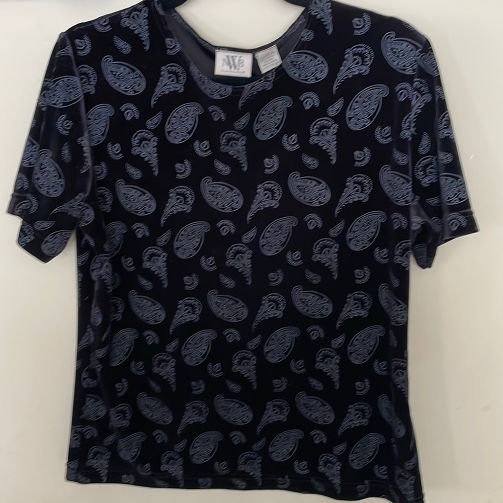 Like new black Valore top with design detail in excellent condition